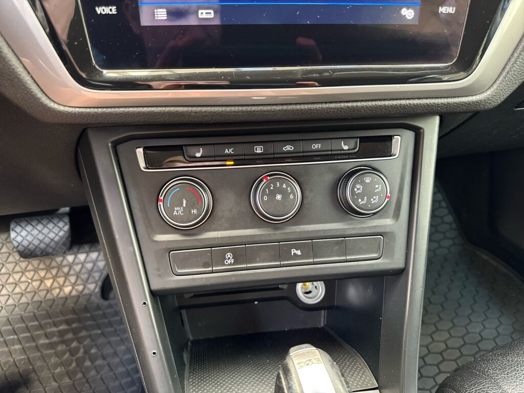 Volkswagen Touran 2018 Musta