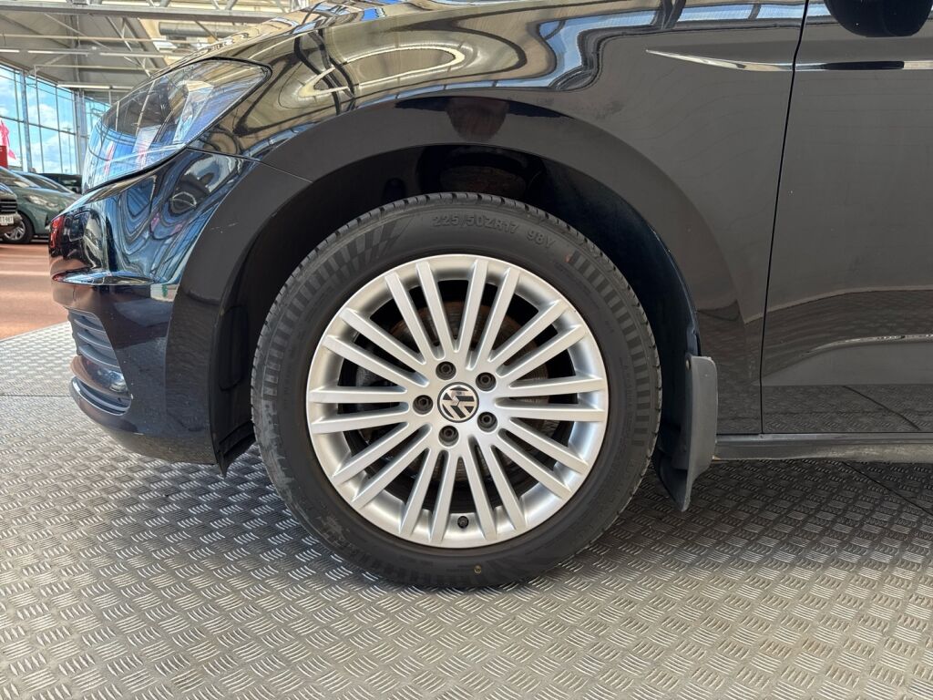 Volkswagen Touran 2018 Musta