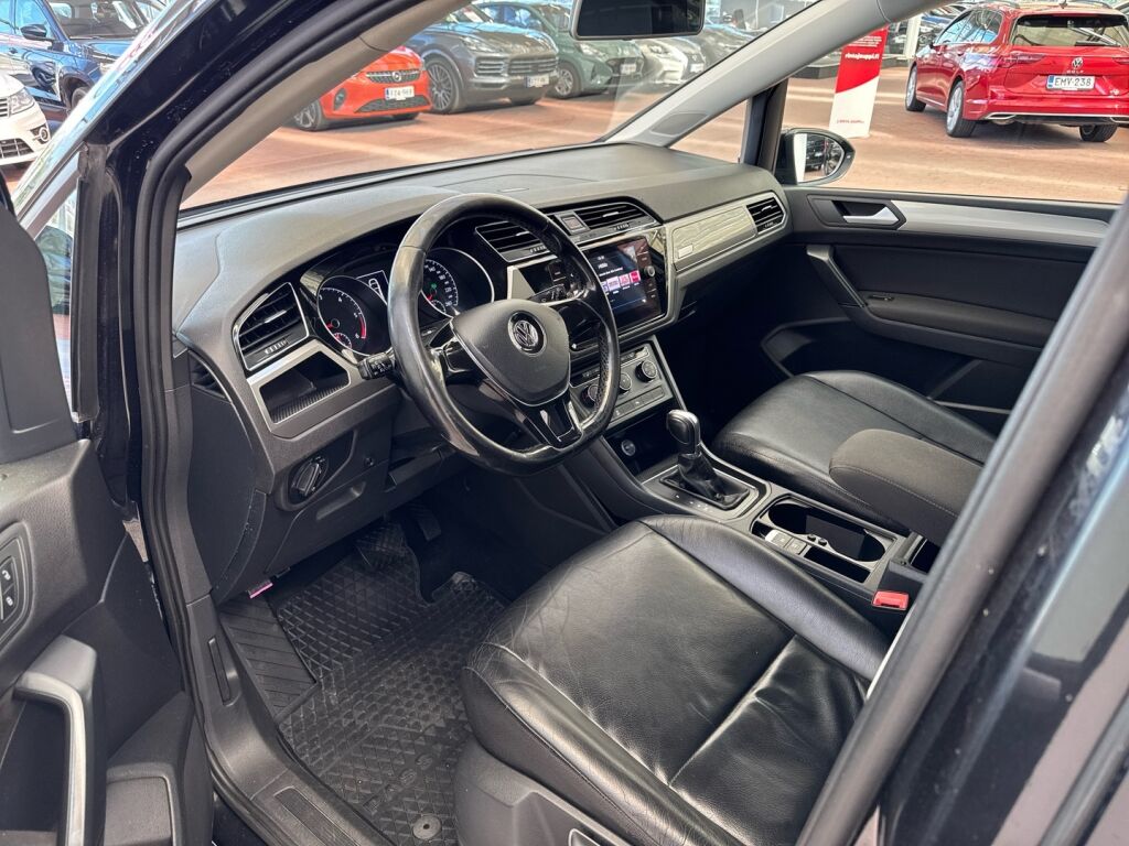 Volkswagen Touran 2018 Musta
