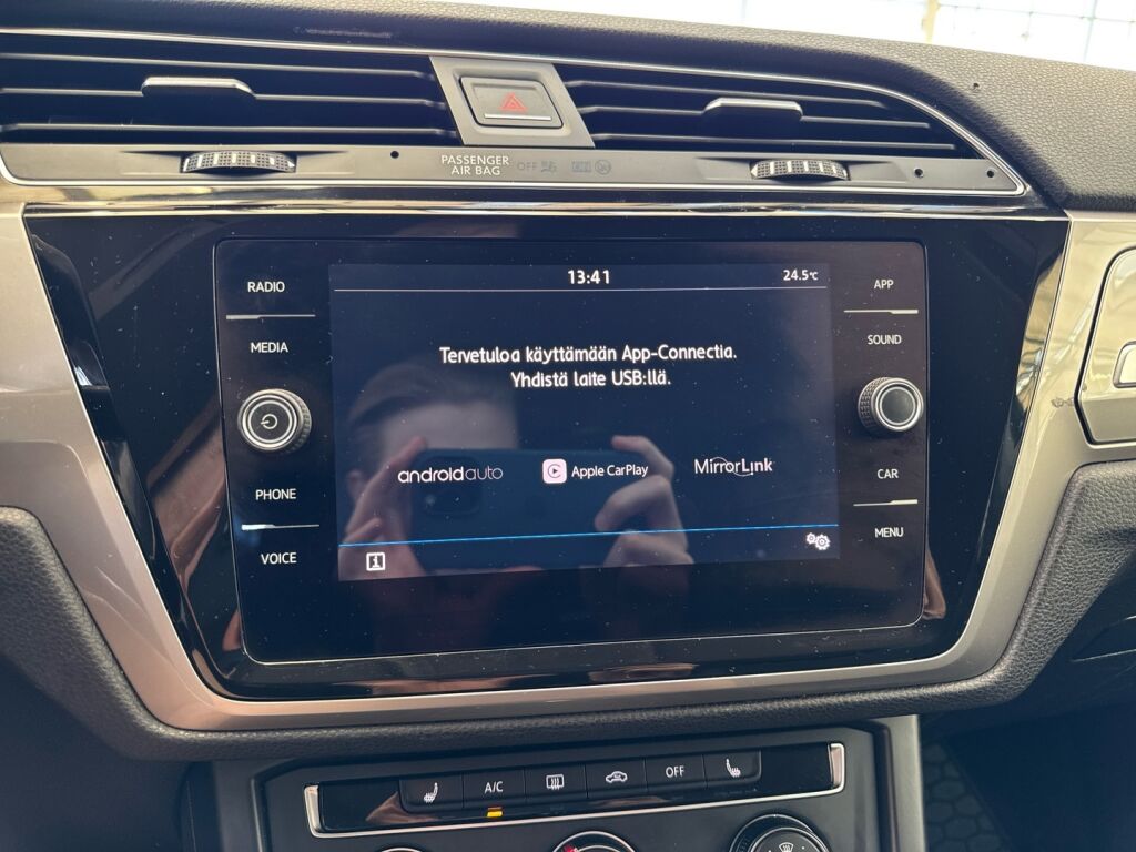 Volkswagen Touran 2018 Musta