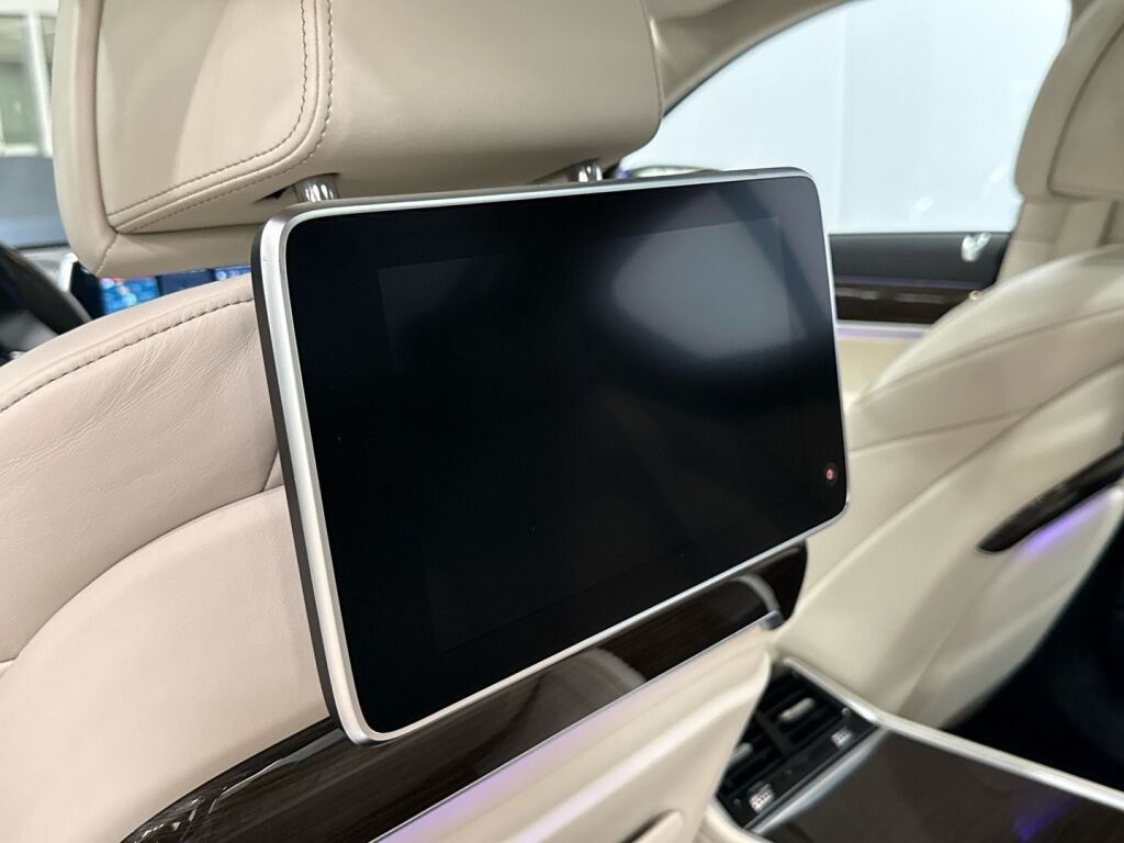 BMW 740 2018 Metallihohtosininen