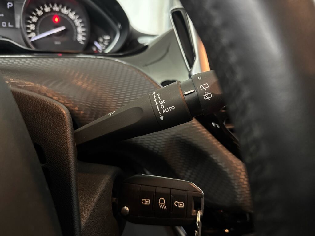 Peugeot 2008 2018 Musta