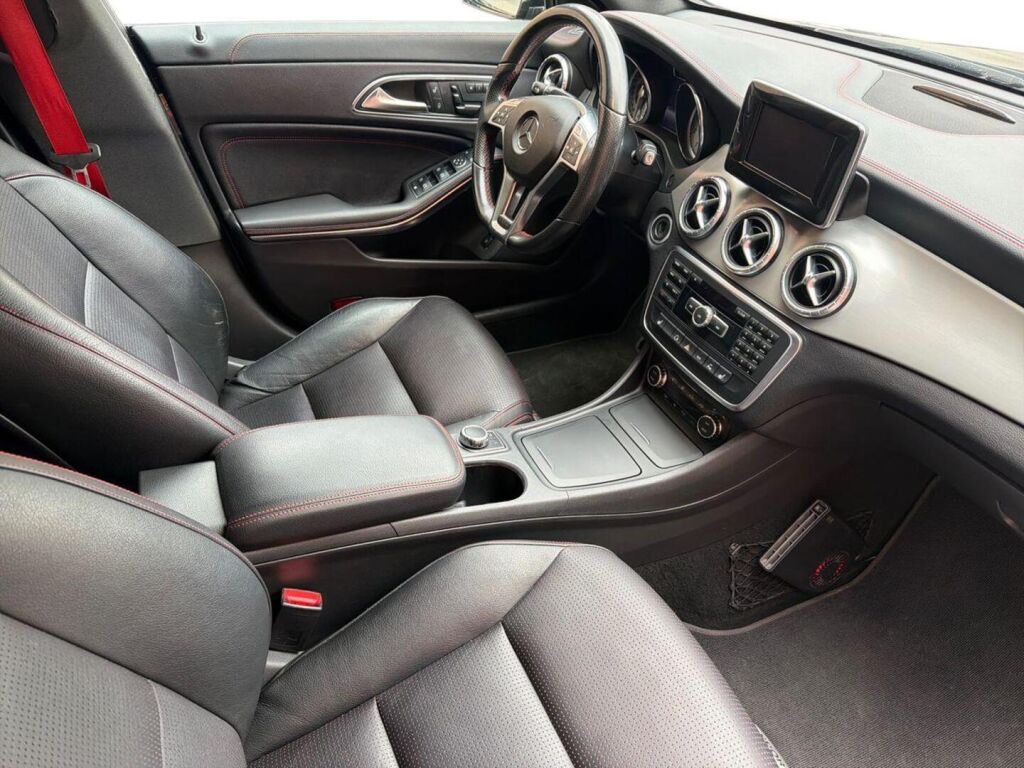Mercedes-Benz CLA 2015 Musta