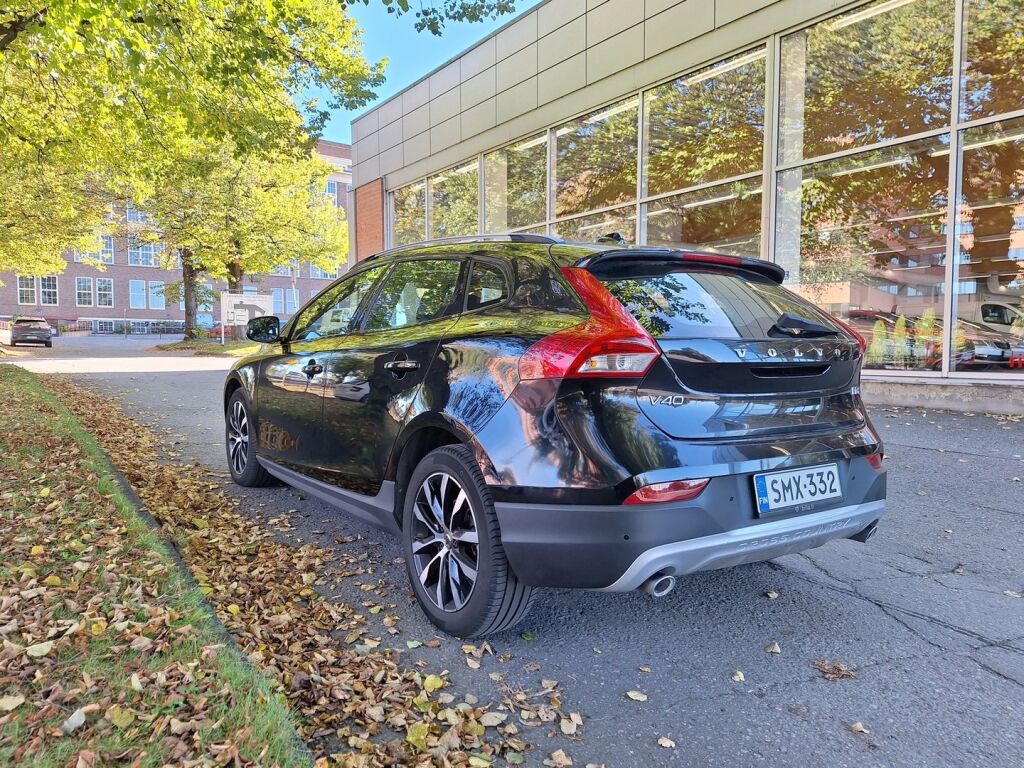Volvo V40 Cross Country 2019 Musta