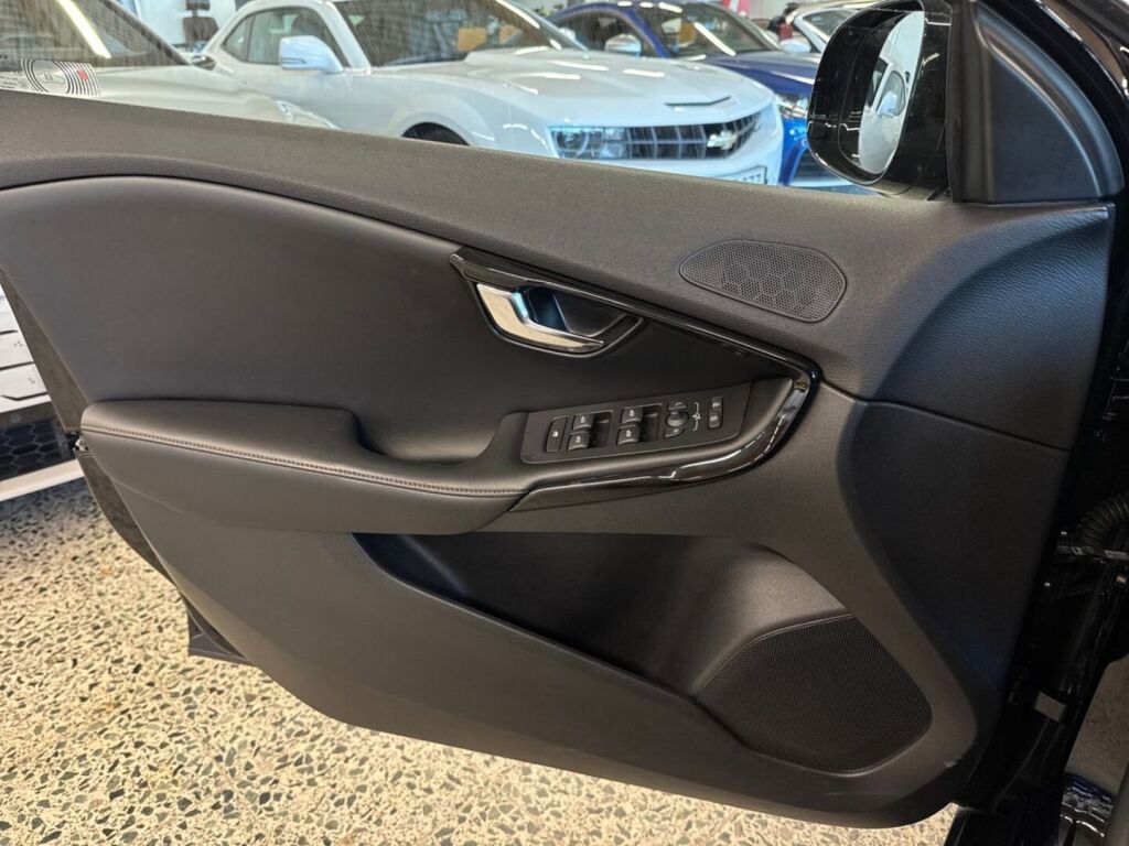 Volvo V40 Cross Country 2019 Musta