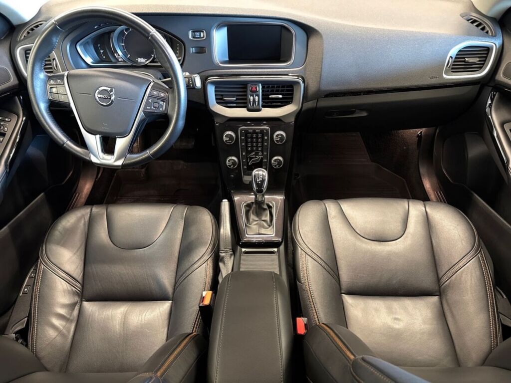 Volvo V40 Cross Country 2019 Musta