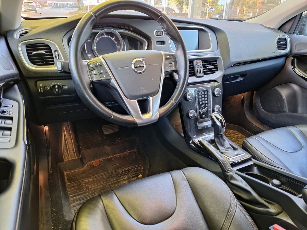 Volvo V40 Cross Country 2019 Musta
