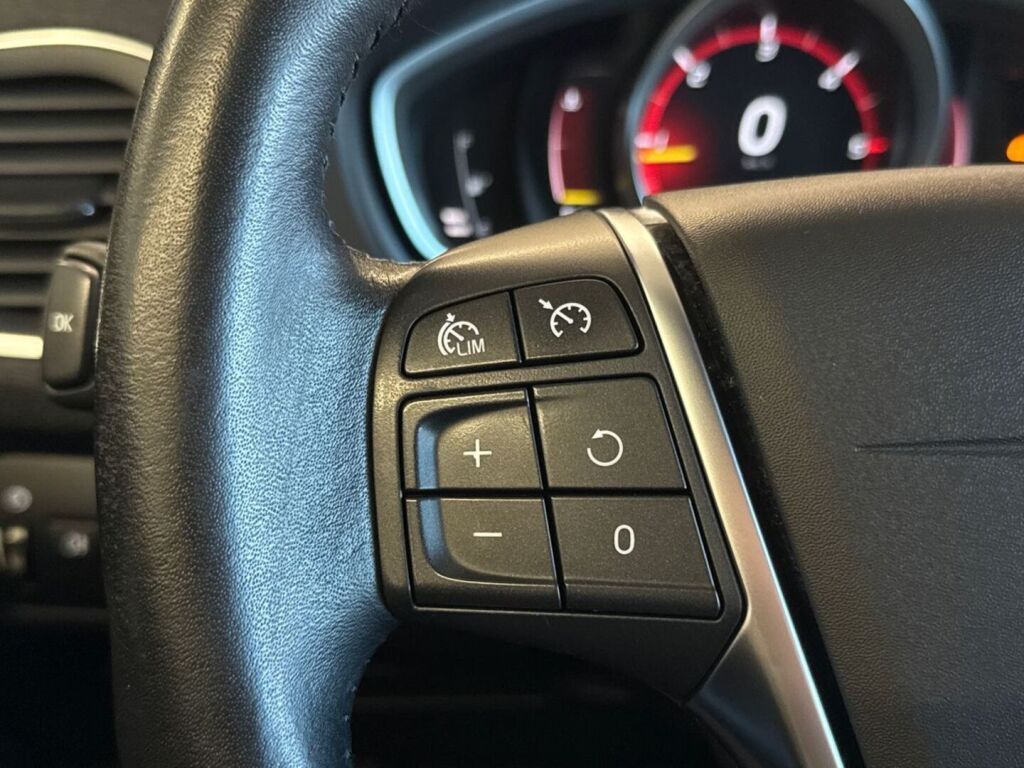 Volvo V40 Cross Country 2019 Musta