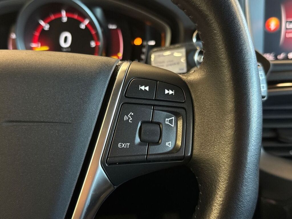 Volvo V40 Cross Country 2019 Musta