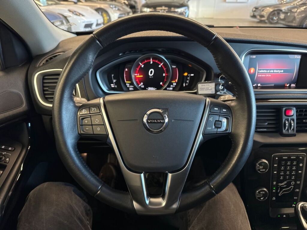 Volvo V40 Cross Country 2019 Musta