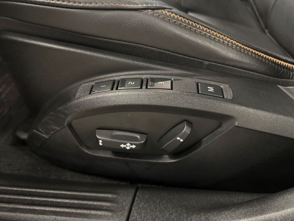 Volvo V40 Cross Country 2019 Musta