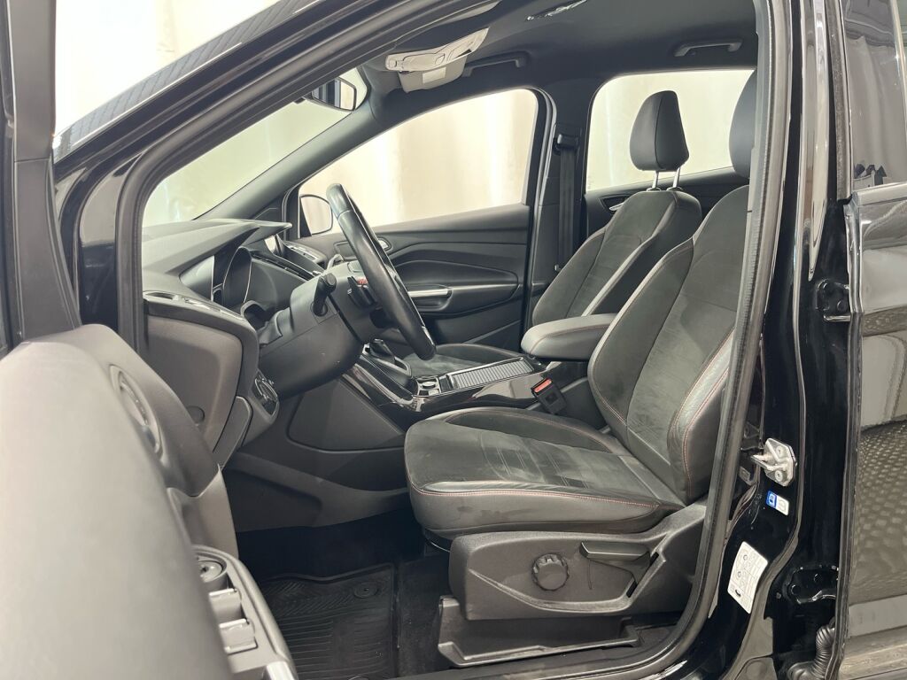 Ford Kuga 2018 Musta