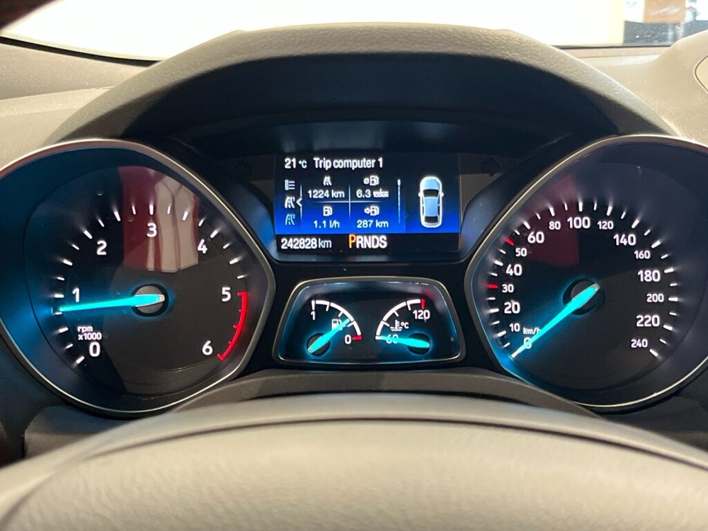 Ford Kuga 2018 Musta