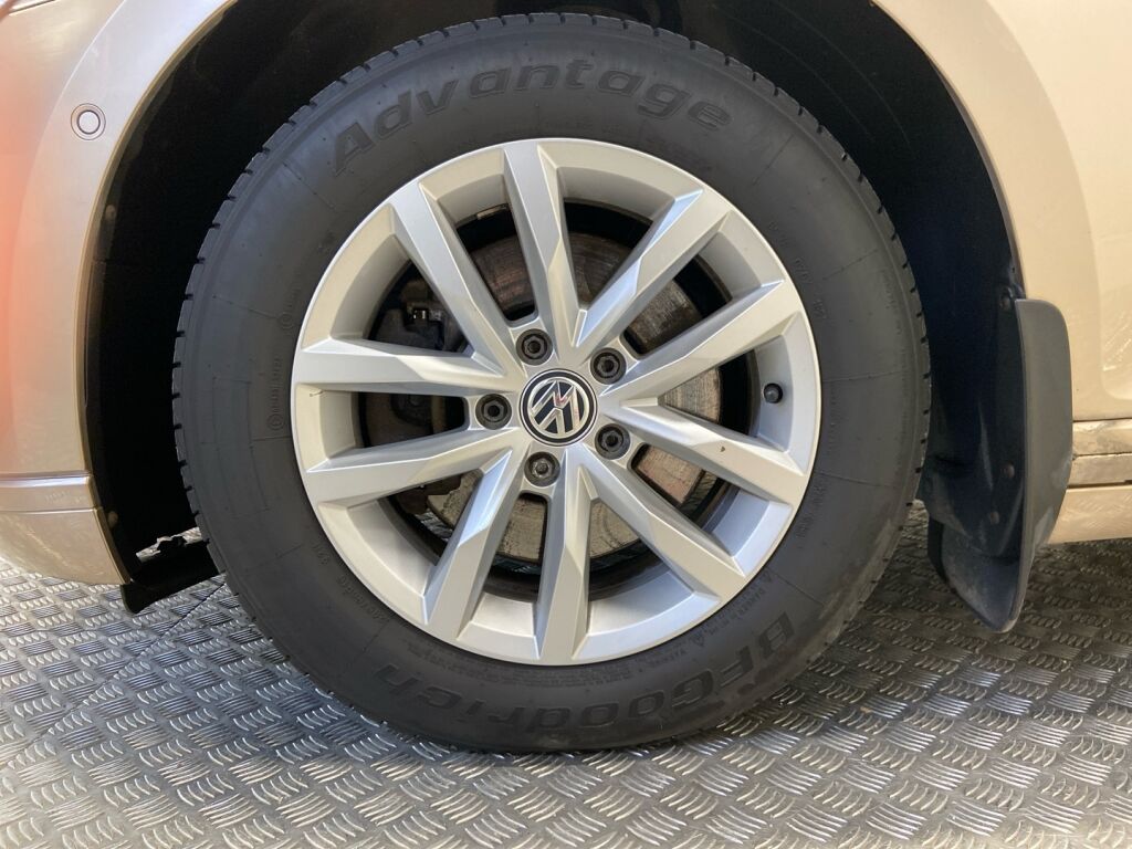 Volkswagen Passat 2016 Keltainen