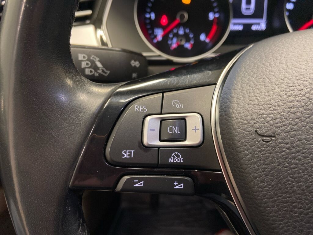 Volkswagen Passat 2016 Keltainen