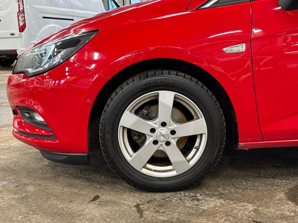 Opel Astra 2016 Punainen