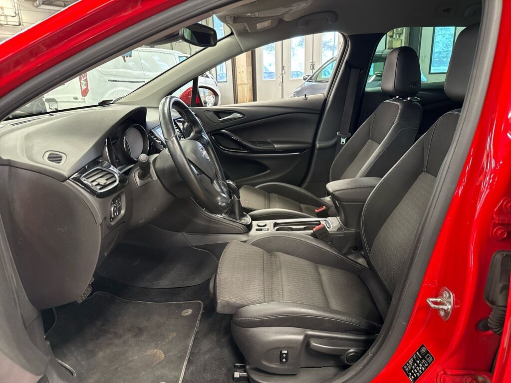 Opel Astra 2016 Punainen