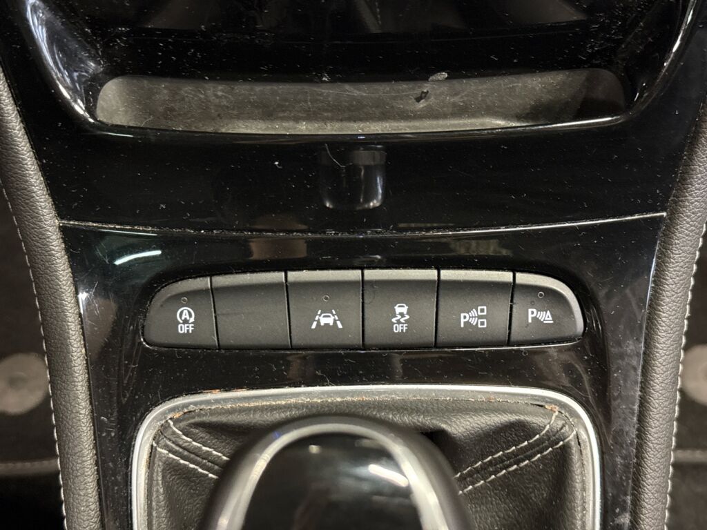 Opel Astra 2016 Punainen