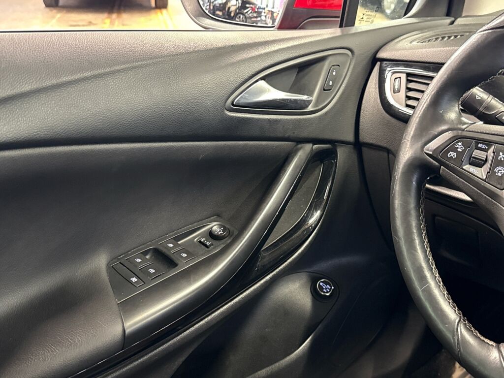 Opel Astra 2016 Punainen