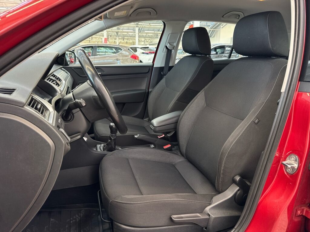 Skoda Rapid 2016 Punainen