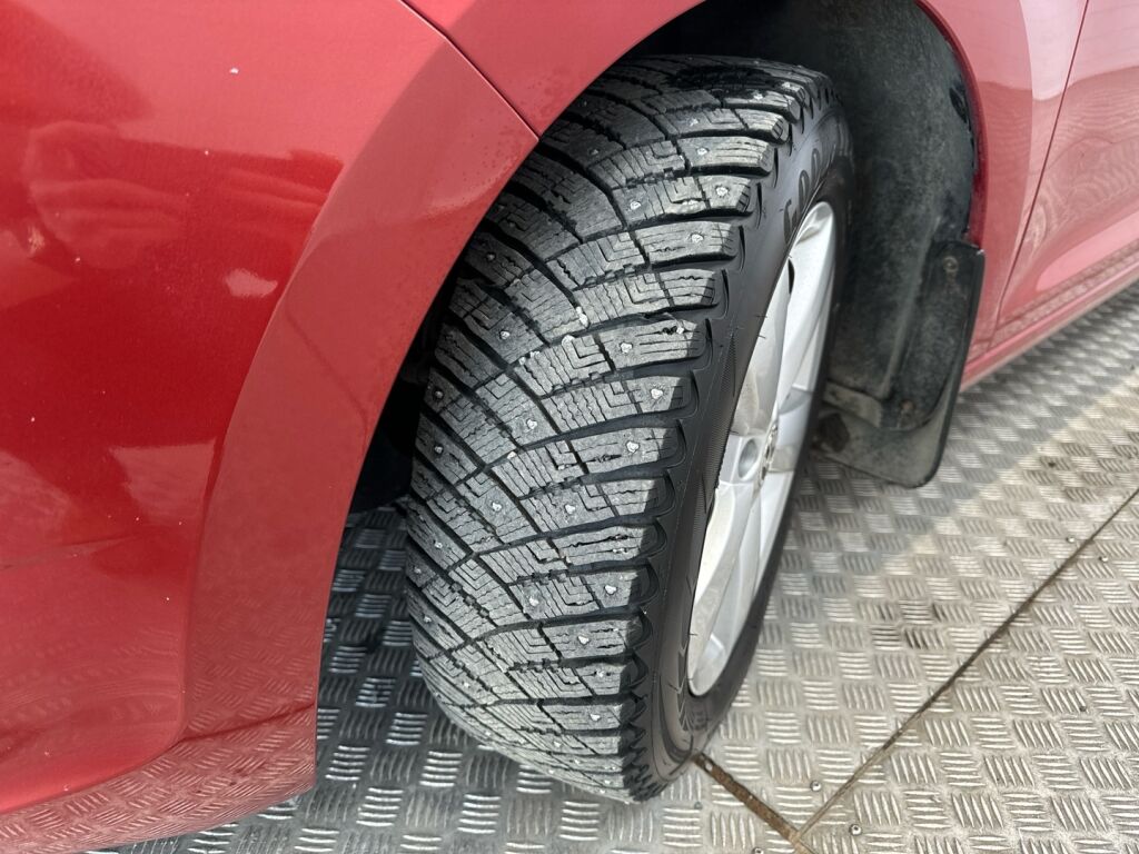 Skoda Rapid 2016 Punainen