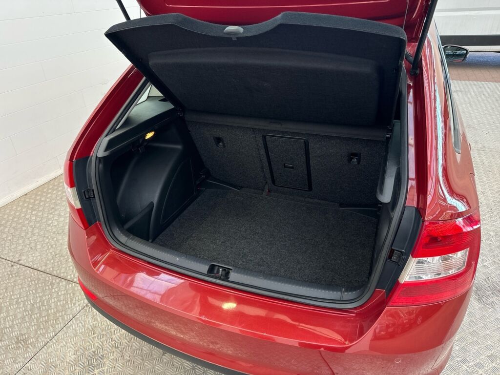 Skoda Rapid 2016 Punainen