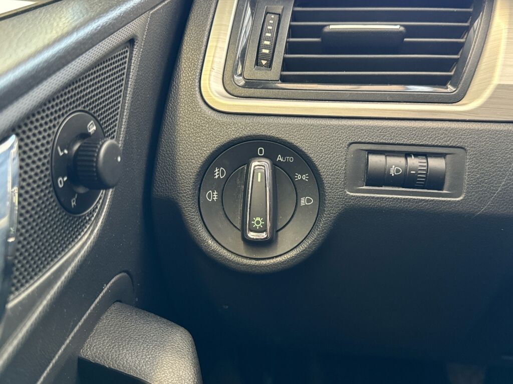 Skoda Rapid 2016 Punainen