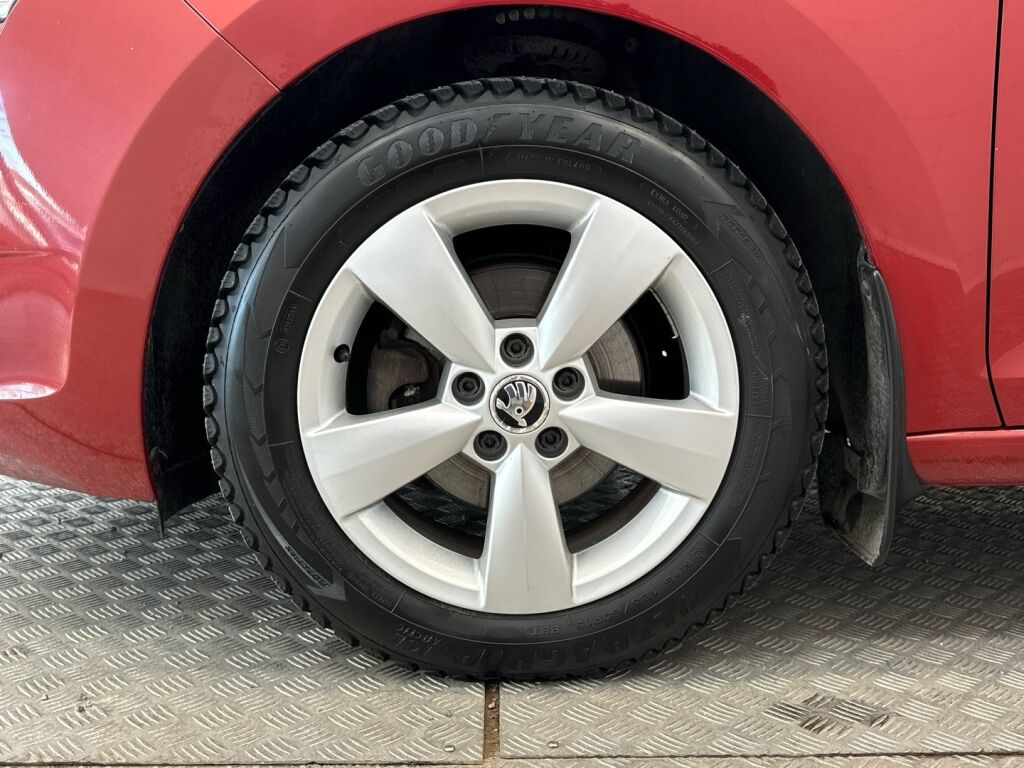 Skoda Rapid 2016 Punainen