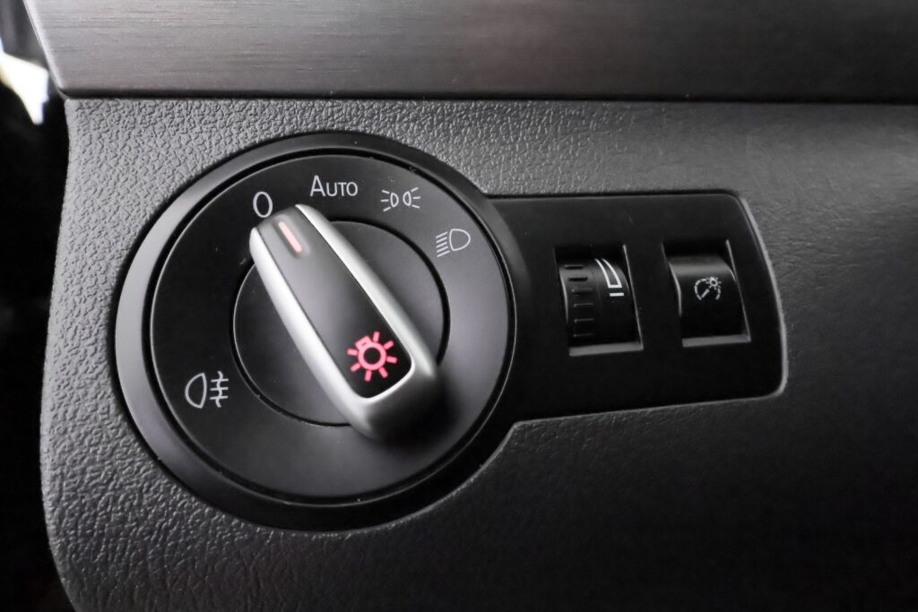 Volkswagen Touran 2011 Musta