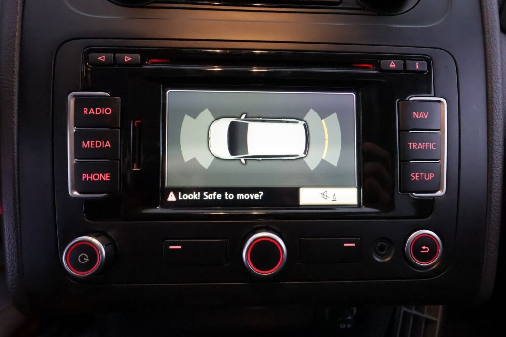 Volkswagen Touran 2011 Musta