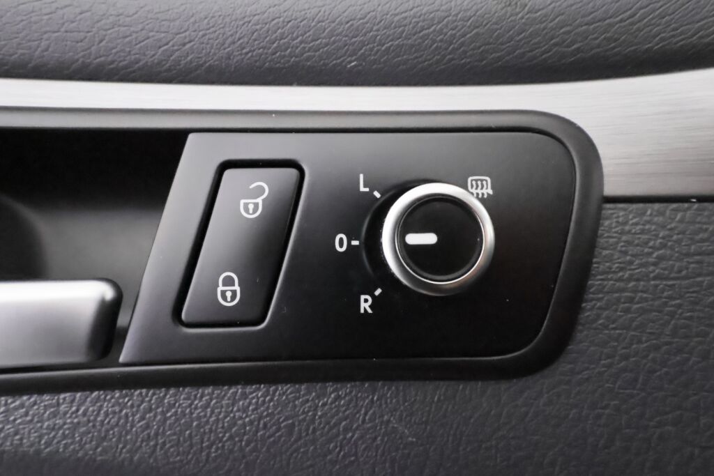 Volkswagen Touran 2011 Musta