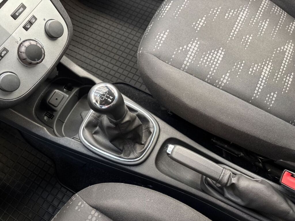 Opel Corsa 2012 Punainen
