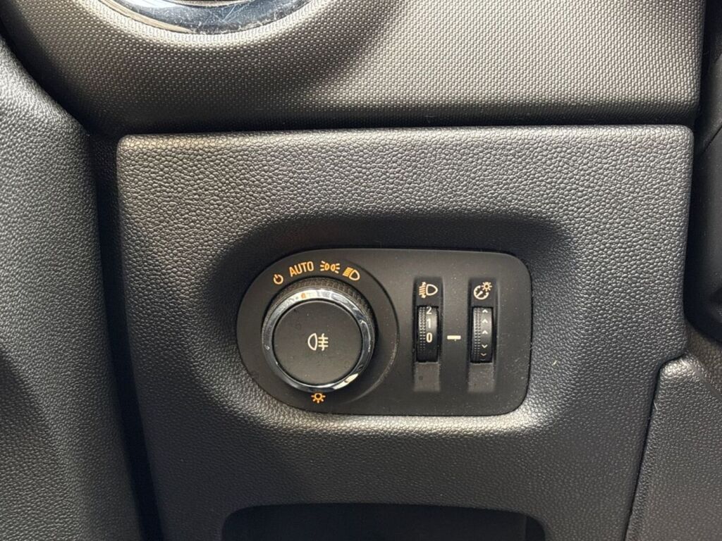 Opel Corsa 2012 Punainen