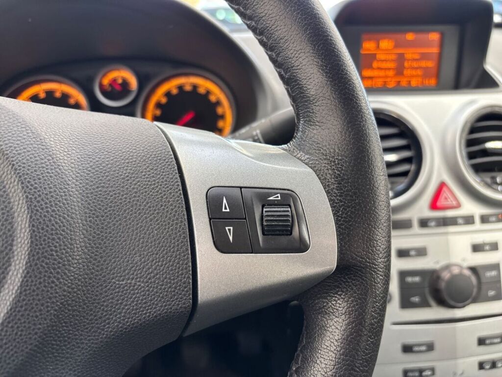 Opel Corsa 2012 Punainen