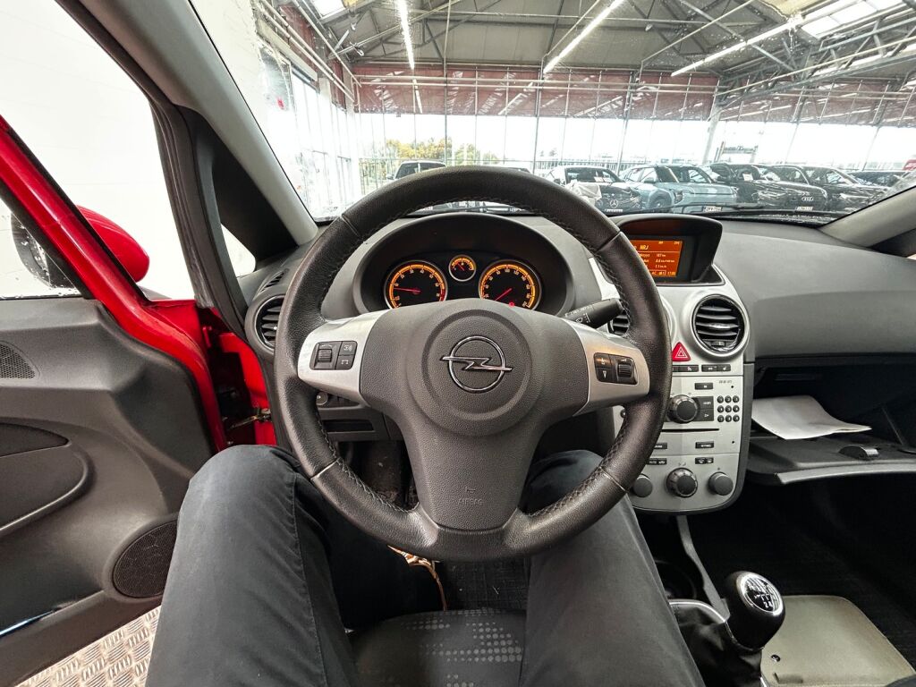 Opel Corsa 2012 Punainen