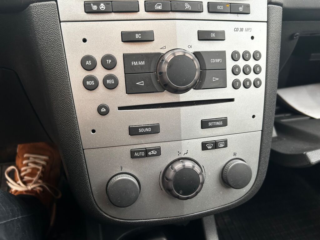 Opel Corsa 2012 Punainen