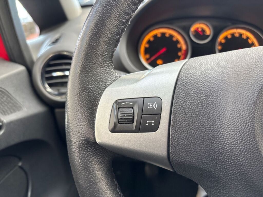 Opel Corsa 2012 Punainen