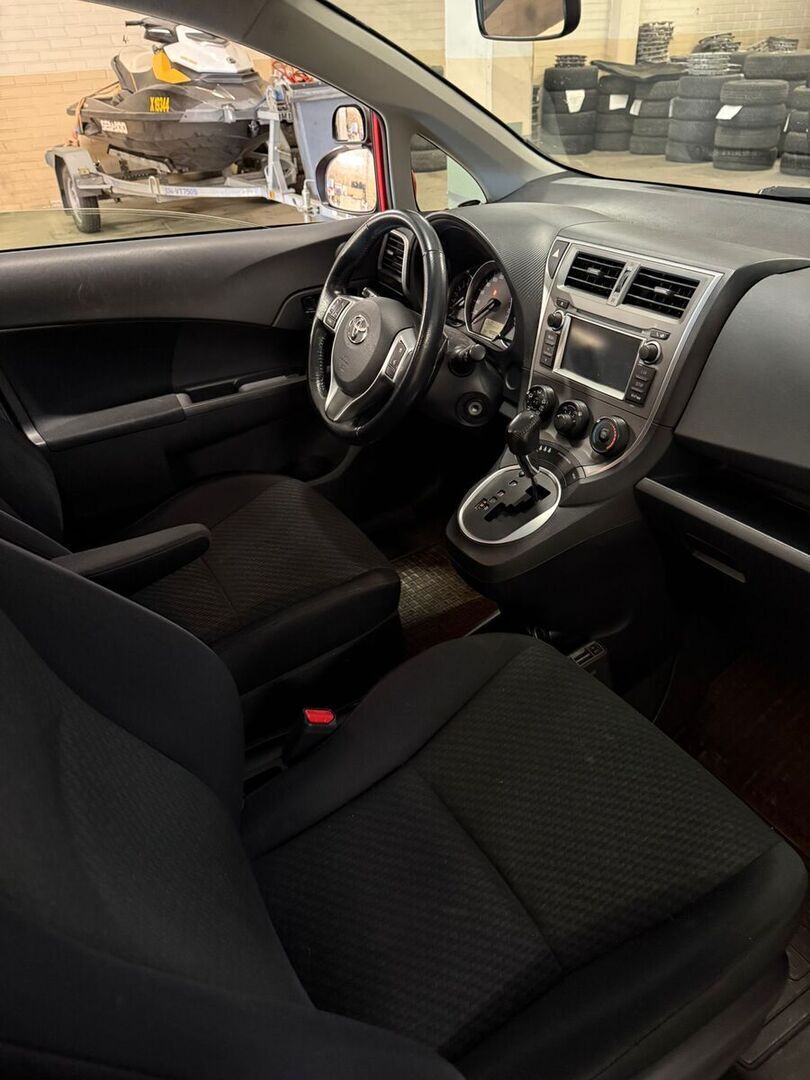 Toyota Verso-S 2012 Punainen