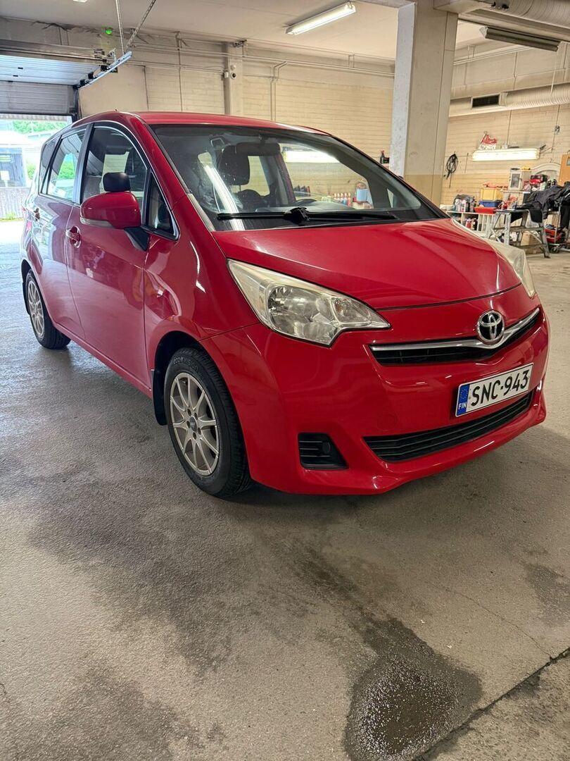 Toyota Verso-S 2012 Punainen
