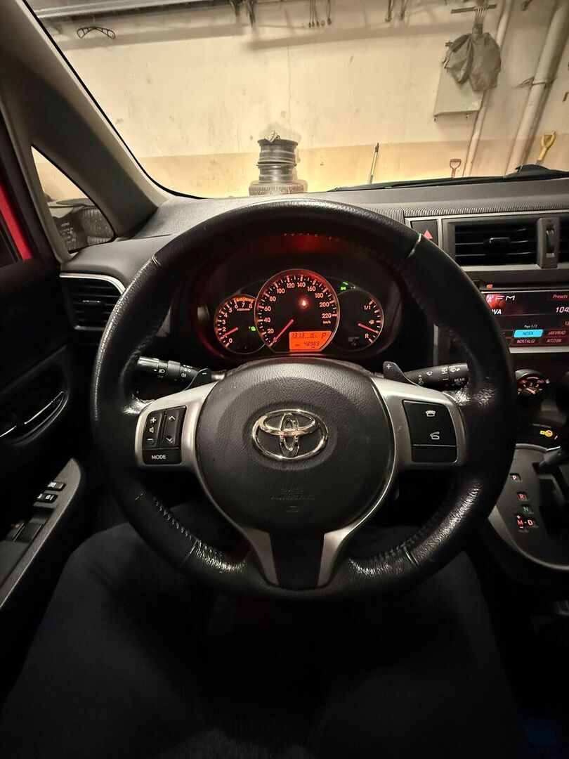 Toyota Verso-S 2012 Punainen