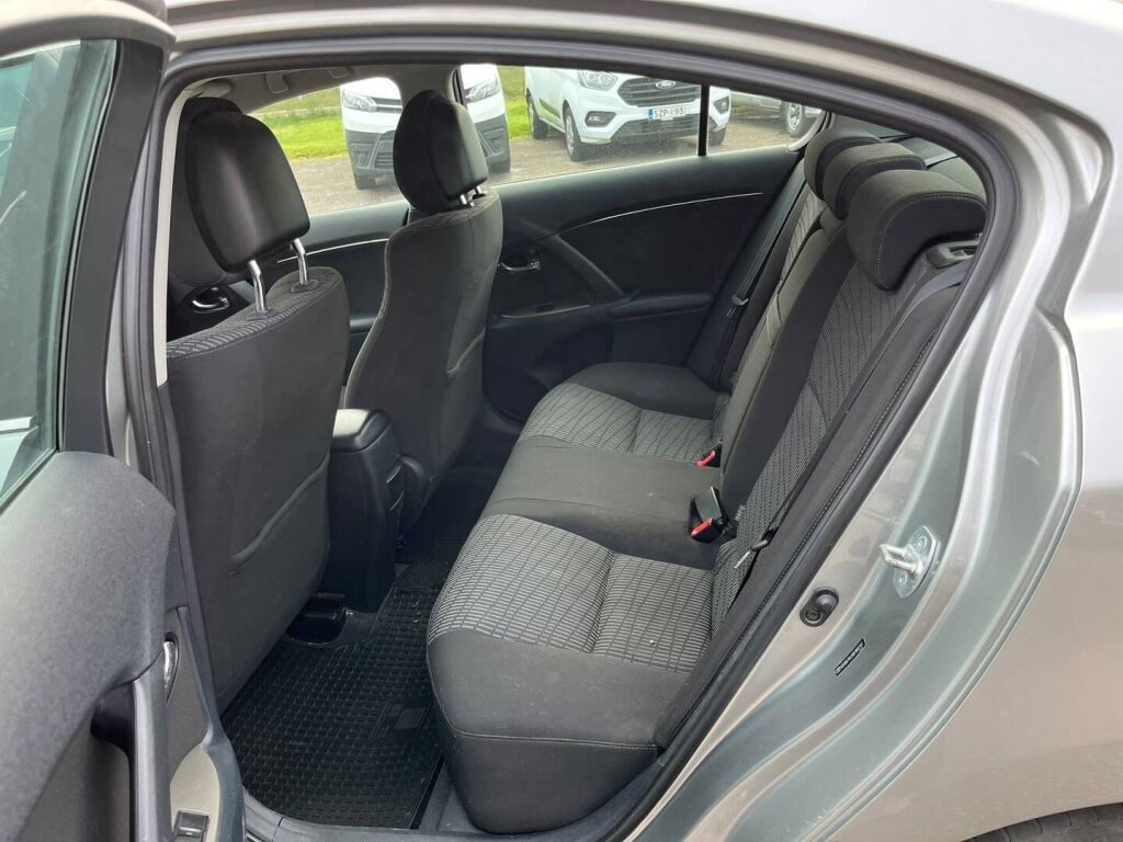 Toyota Avensis 2012 Harmaa
