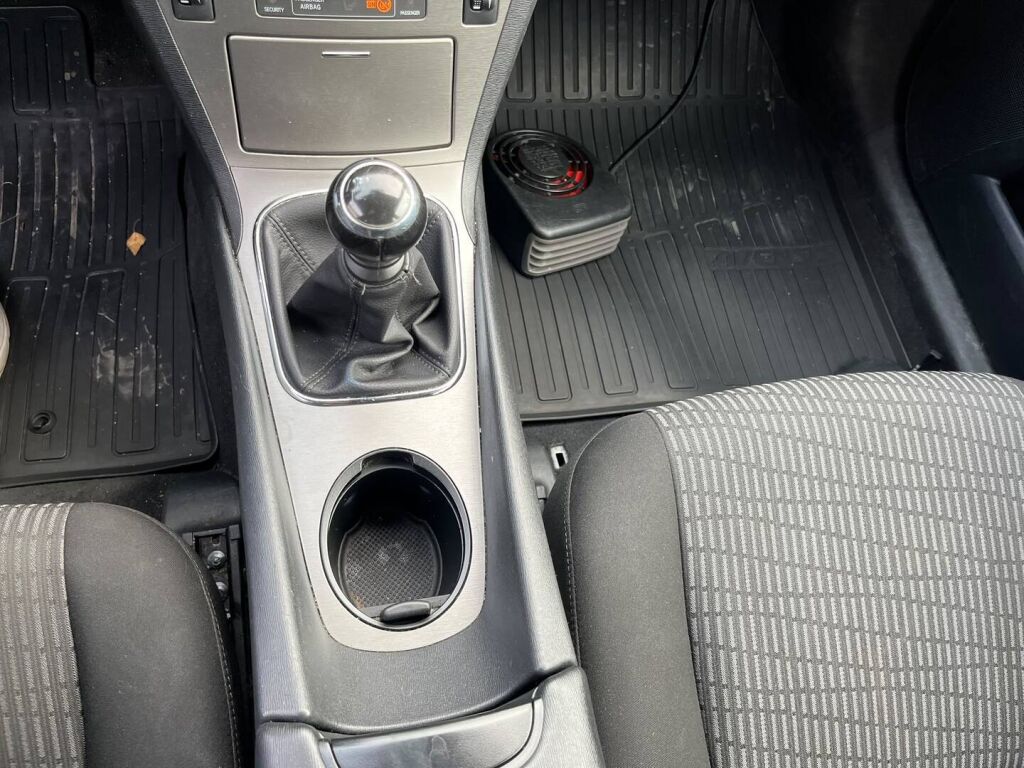 Toyota Avensis 2012 Harmaa