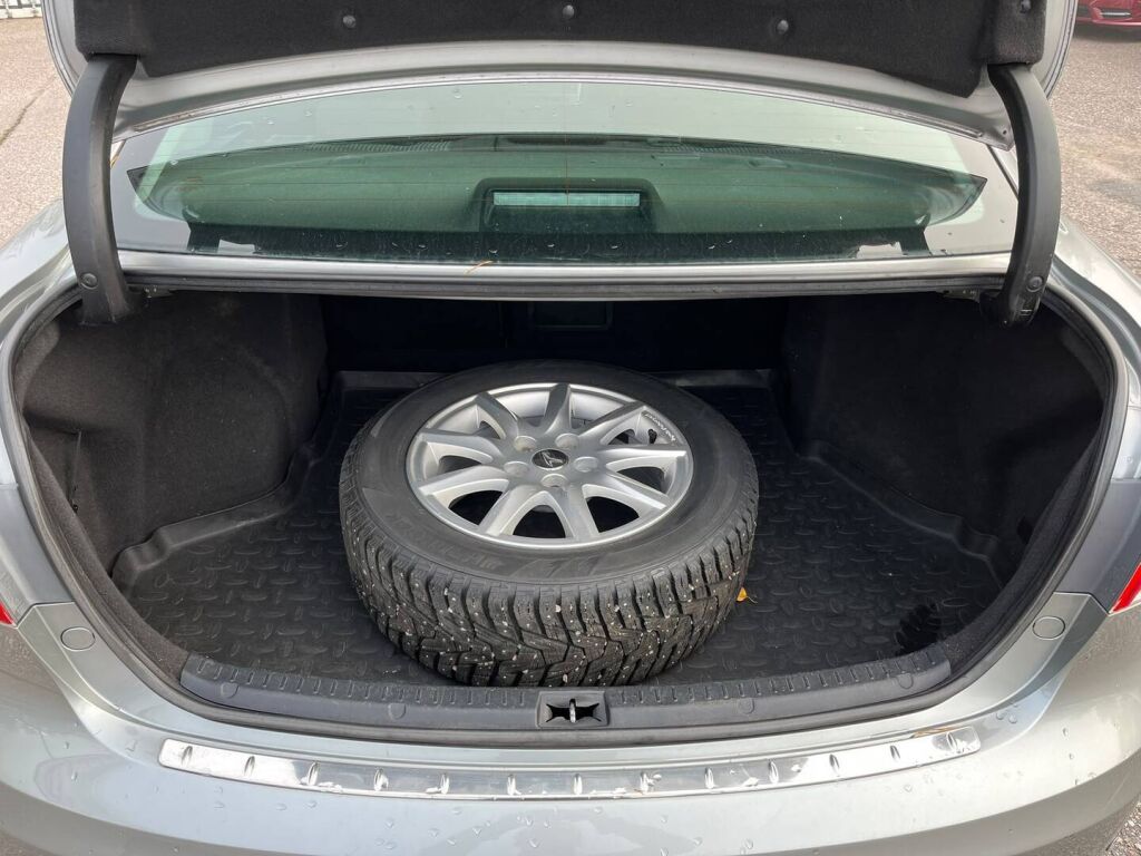 Toyota Avensis 2012 Harmaa
