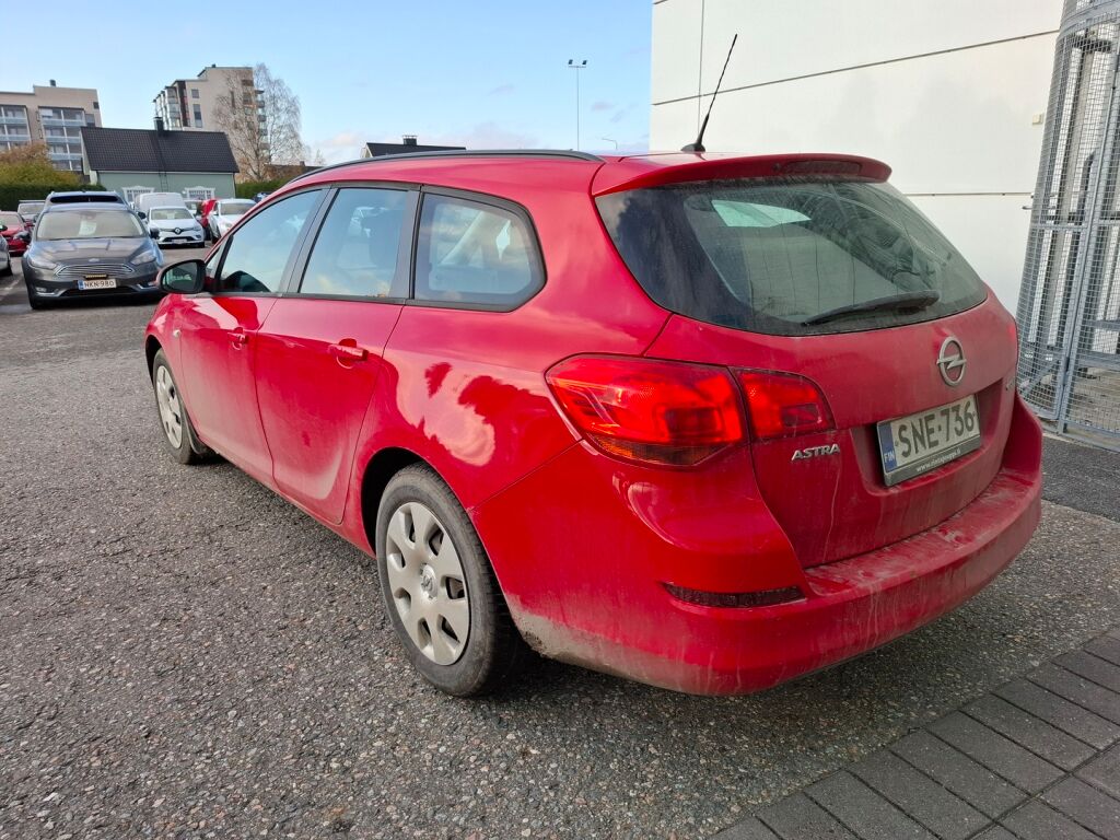 Opel Astra 2012 Punainen