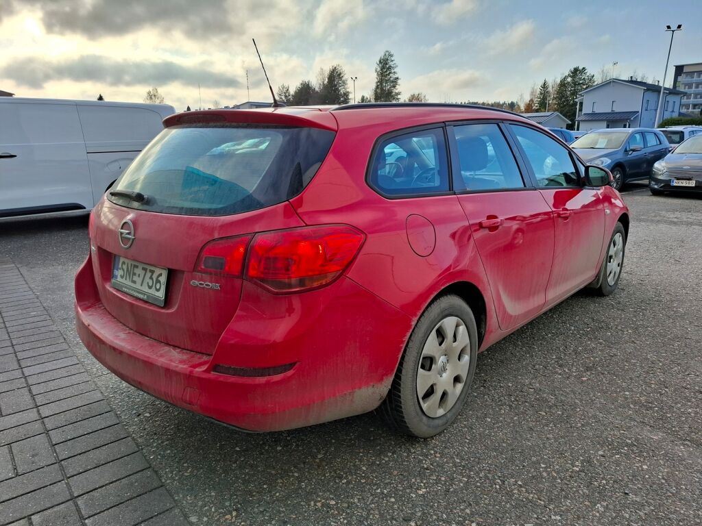 Opel Astra 2012 Punainen