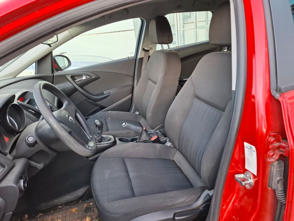 Opel Astra 2012 Punainen