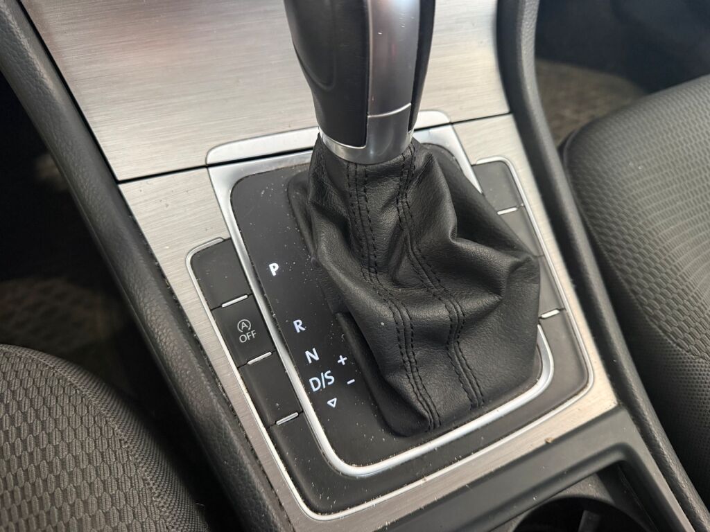 Volkswagen Golf 2015 Valkoinen