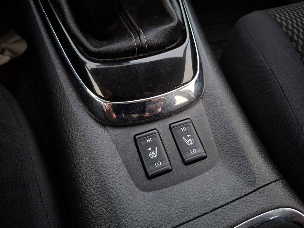 Nissan Pulsar 2016 Punainen