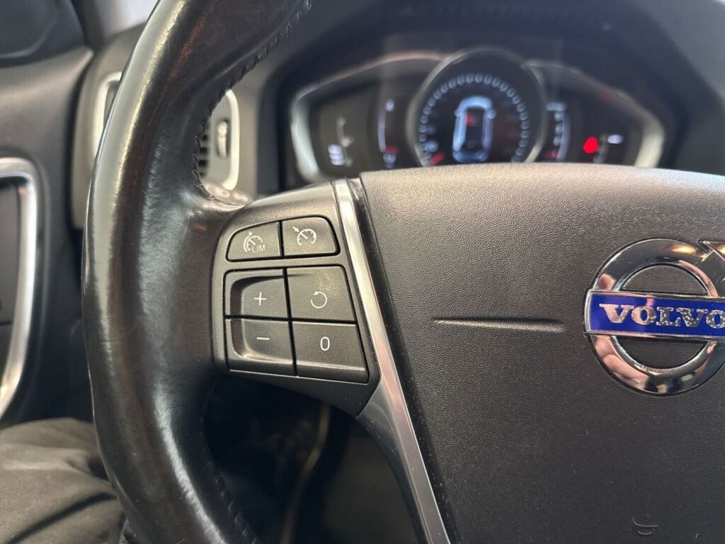 Volvo V60 Cross Country 2015 Punainen