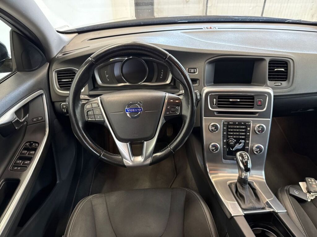 Volvo V60 Cross Country 2015 Punainen
